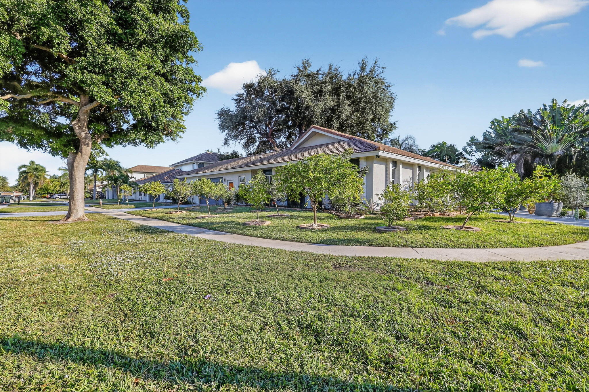 7598 West Country Club Boulevard Boca Raton, FL 33487 - Photo 20 of 103 7598 corner t