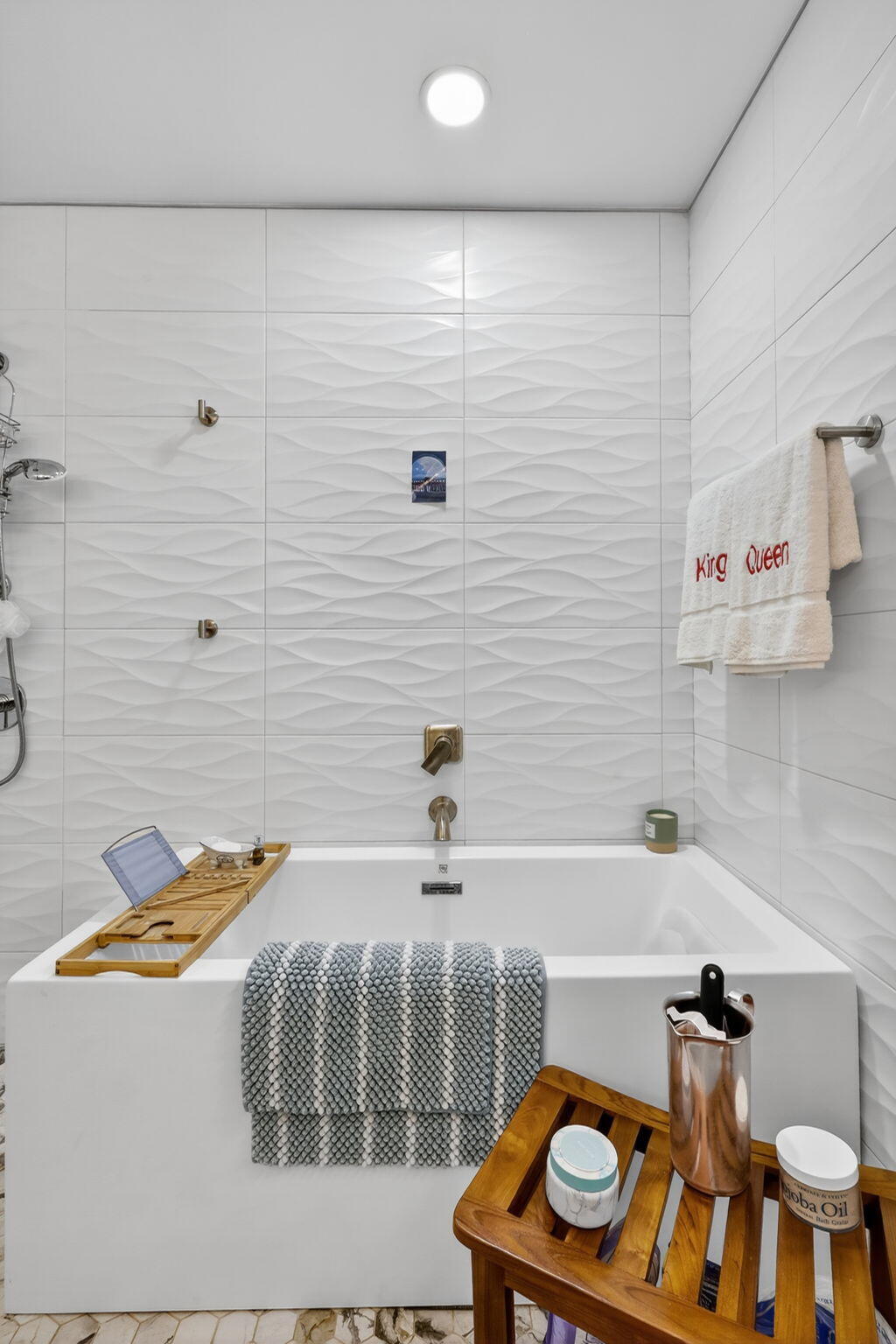 7598 West Country Club Boulevard Boca Raton, FL 33487 - Photo 74 of 103 a bathroom with a tub and a sink