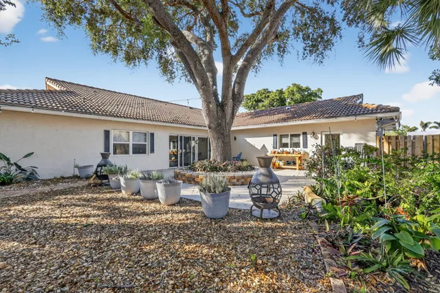 $1,095,000 | 7598 West Country Club Boulevard, Boca Raton, FL 33487