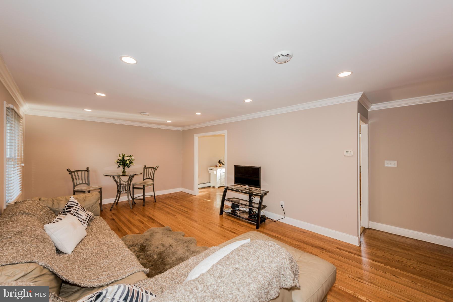 9225 Spring Valley Road Ellicott City, MD 21043 - Photo 3 of 24 Living Room