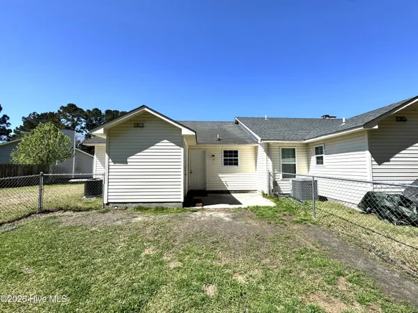 $1,200 | 113 Glenside Court, Midway Park, NC 28544