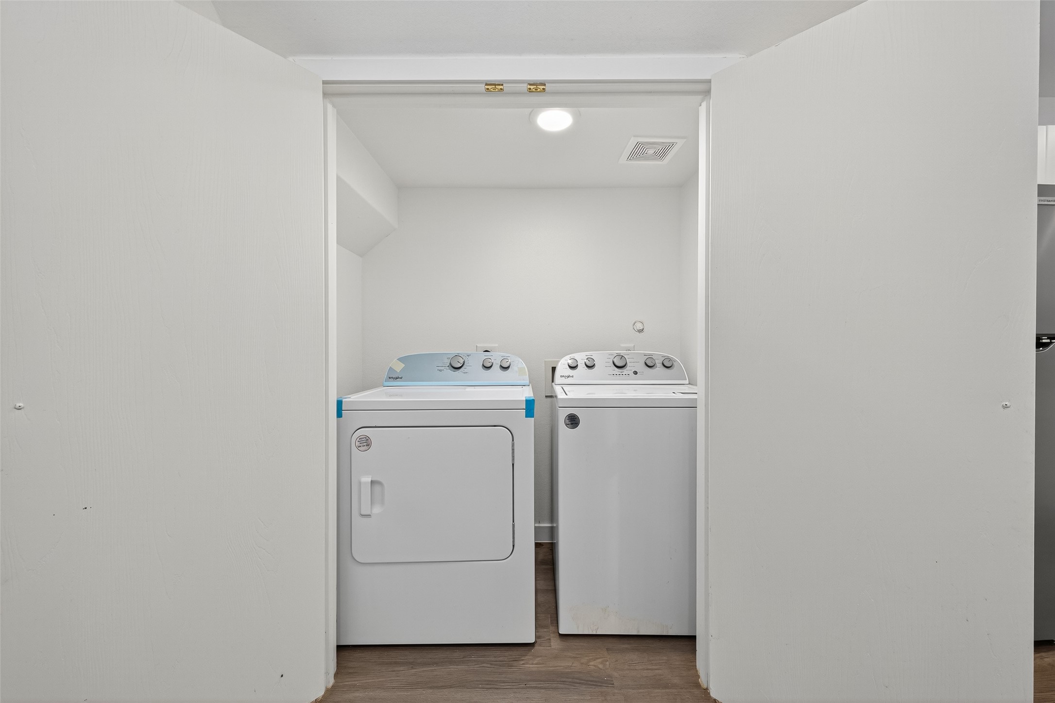 9405 Madera Road Houston, TX 77078 - Photo 12 of 32 a utility room with dryer and washer