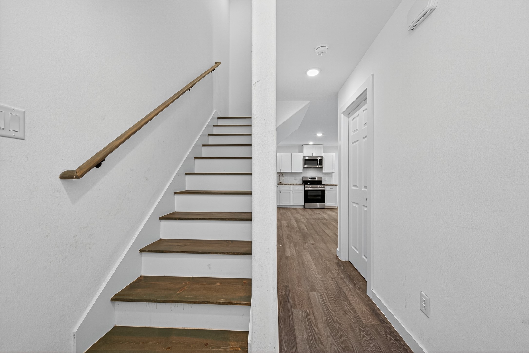 9405 Madera Road Houston, TX 77078 - Photo 15 of 32 a view of entryway and hall with wooden floor