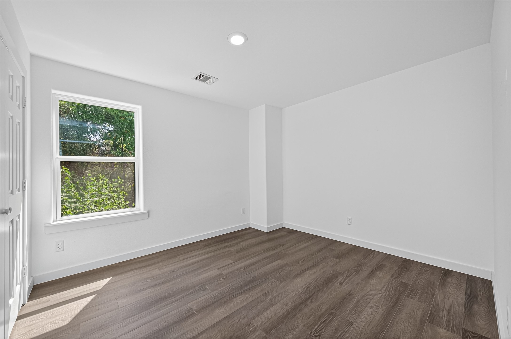9405 Madera Road Houston, TX 77078 - Photo 25 of 32 an empty room with wooden floor and windows