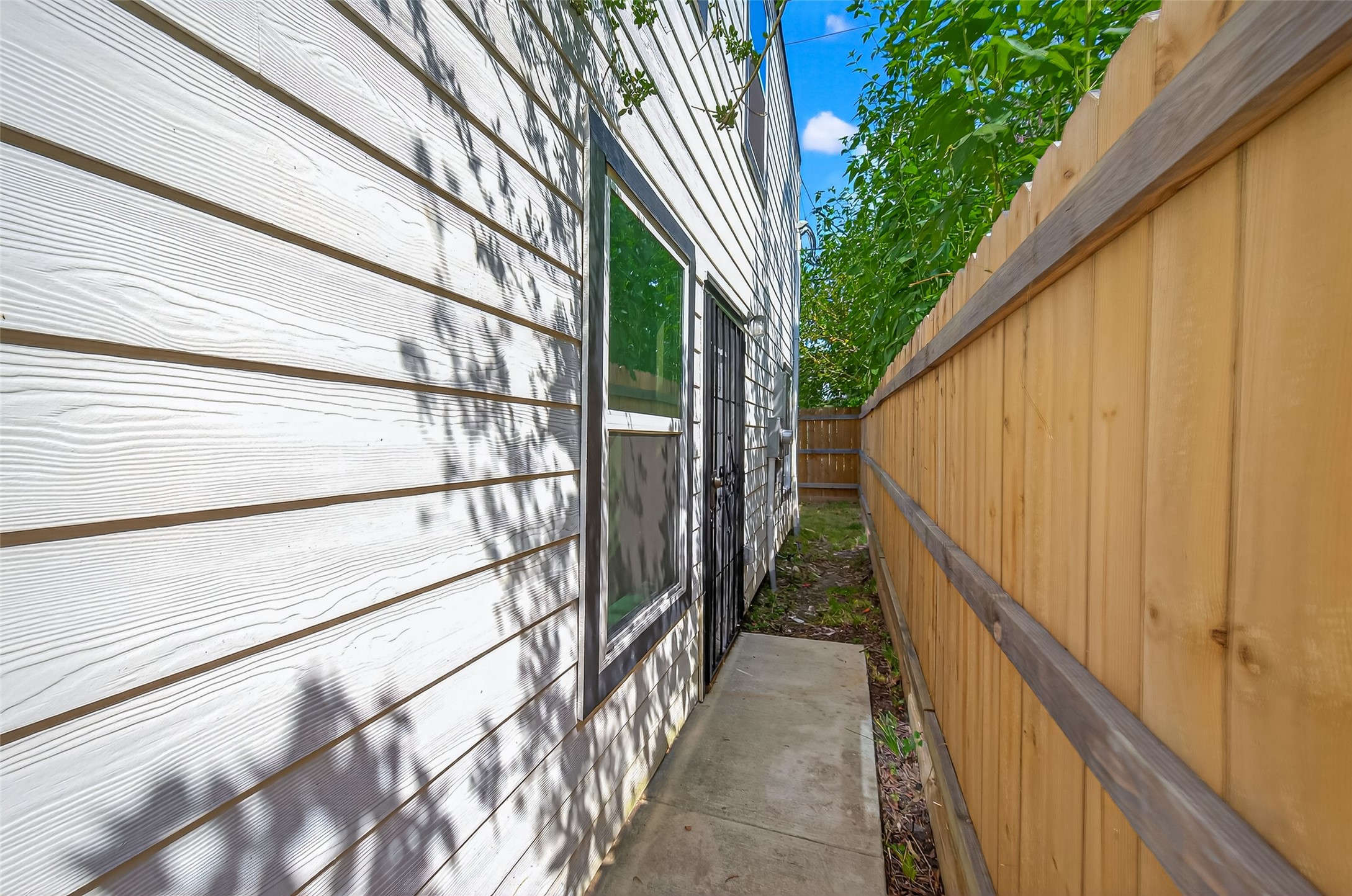 9405 Madera Road Houston, TX 77078 - Photo 4 of 32 a view of a house with a street