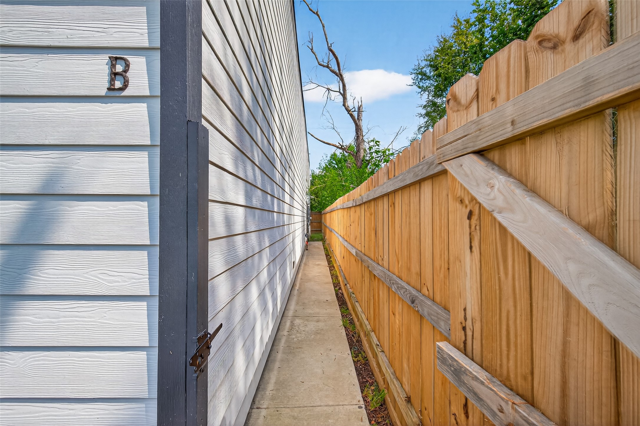 9405 Madera Road Houston, TX 77078 - Photo 5 of 32 a view of balcony with wooden floor