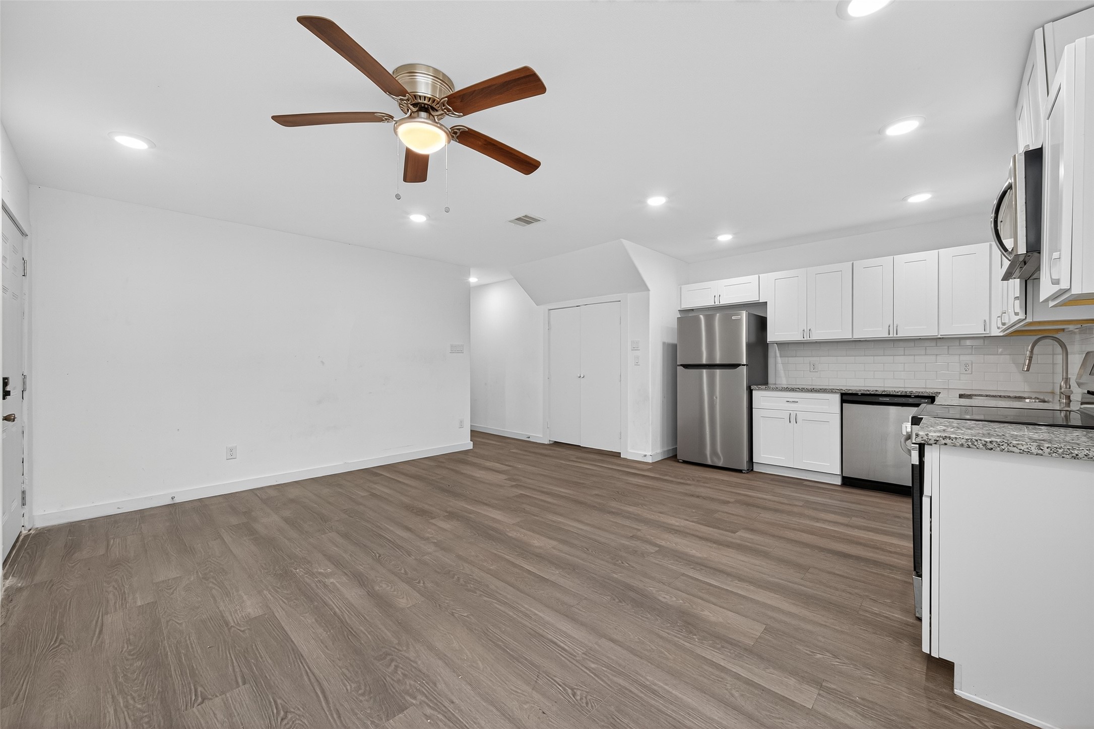 9405 Madera Road Houston, TX 77078 - Photo 7 of 32 a view of kitchen with refrigerator microwave and stove