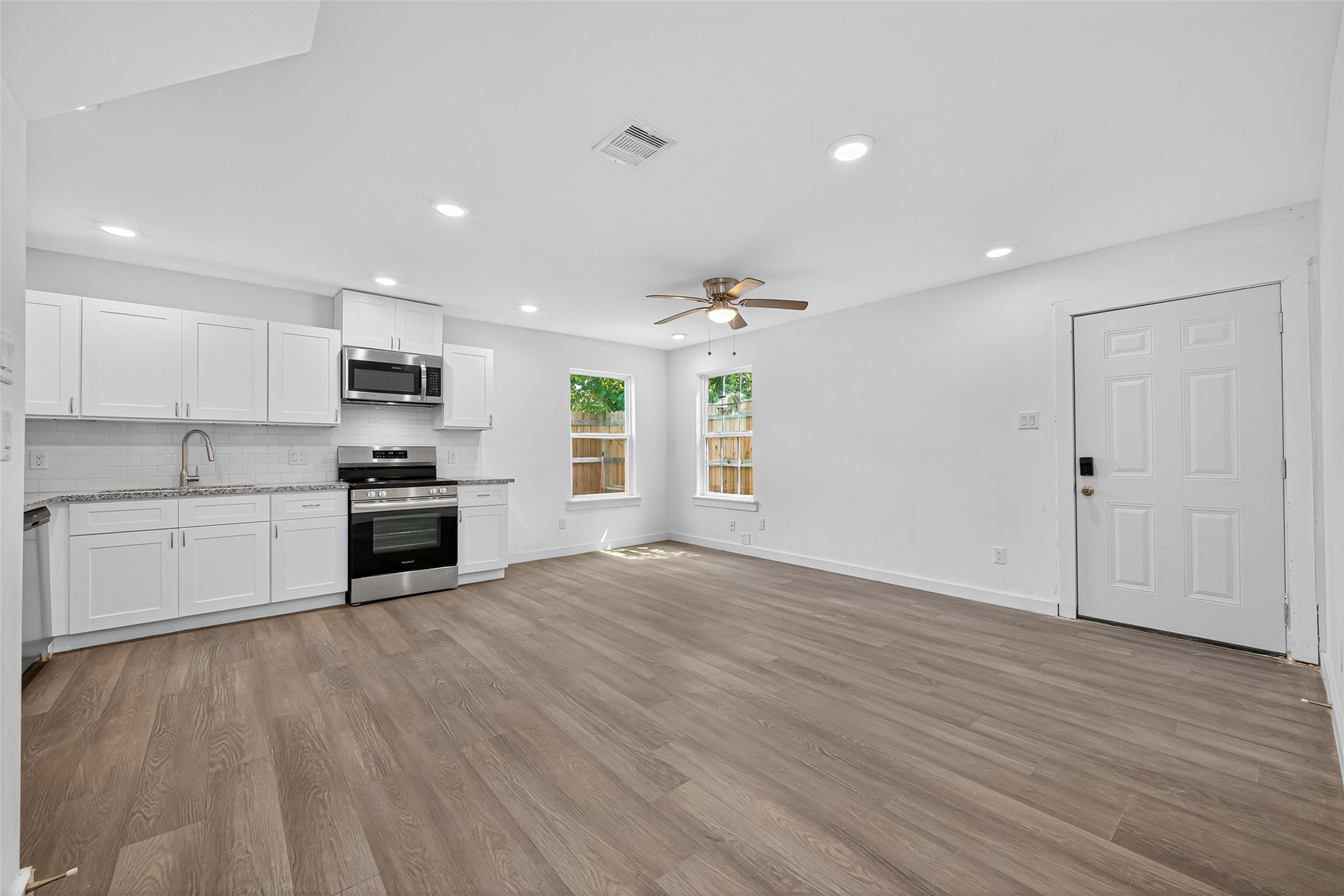 9405 Madera Road Houston, TX 77078 - Photo 10 of 32 a kitchen with wooden floors and white appliances