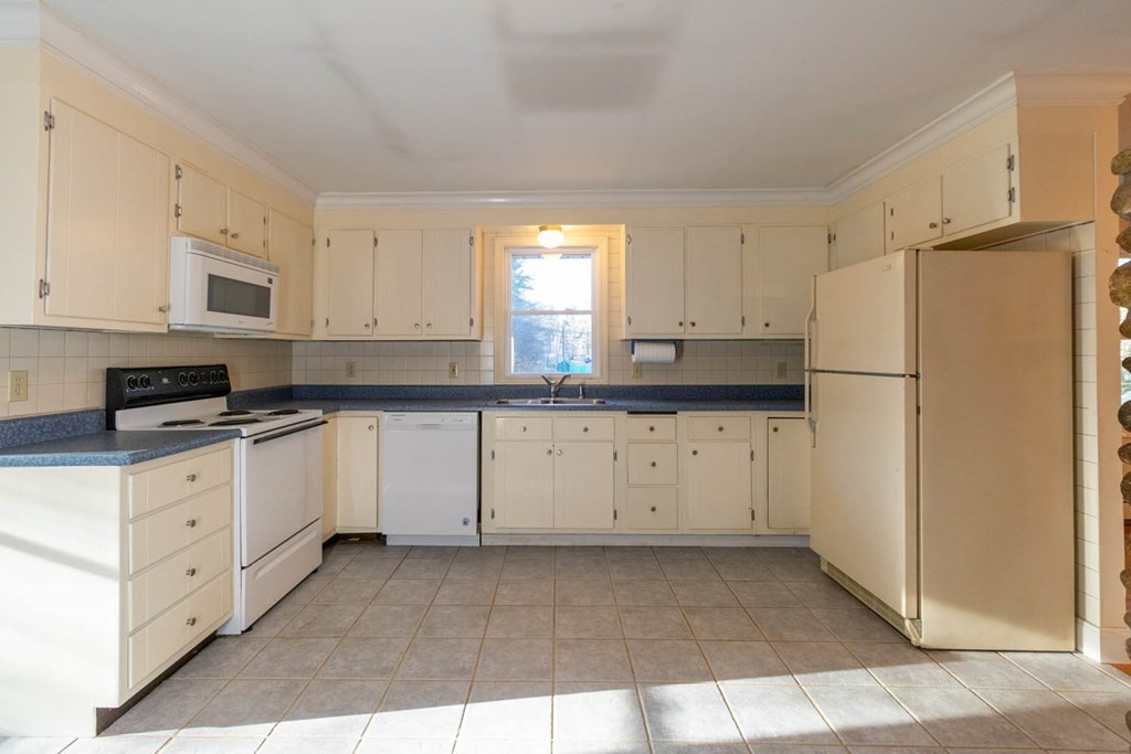 8 Holden Road Sterling, MA 01564 - Photo 3 of 28