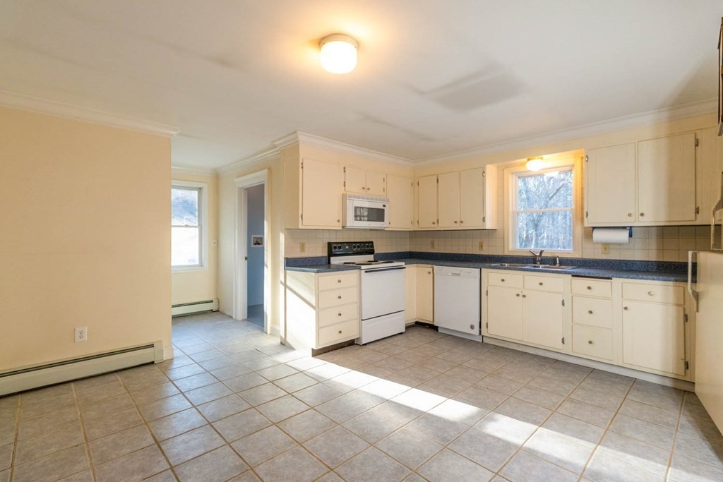 8 Holden Road Sterling, MA 01564 - Photo 4 of 28