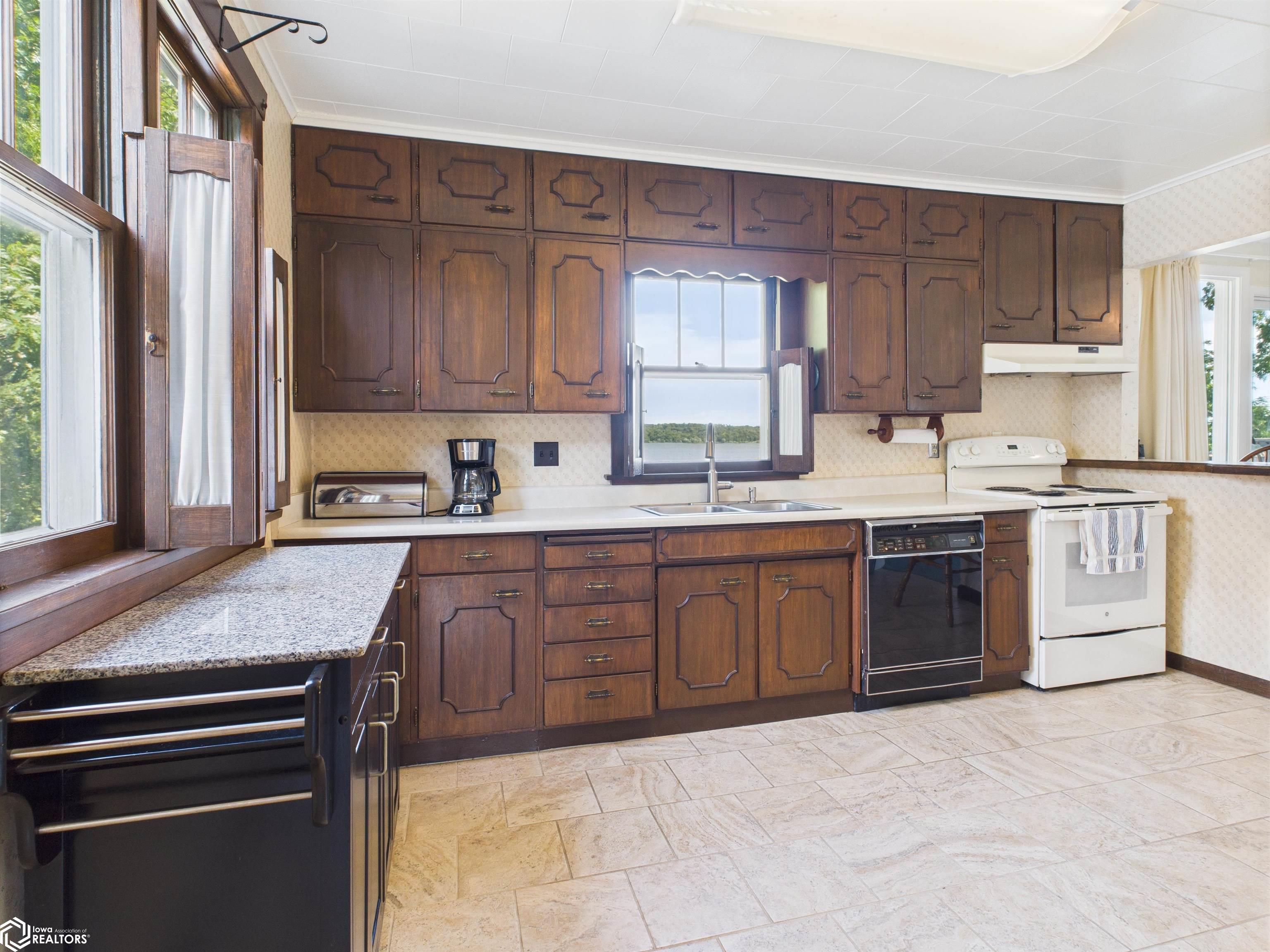 3370 Mississippi River Road Keokuk, IA 52632 - Photo 7 of 70 Kitchen