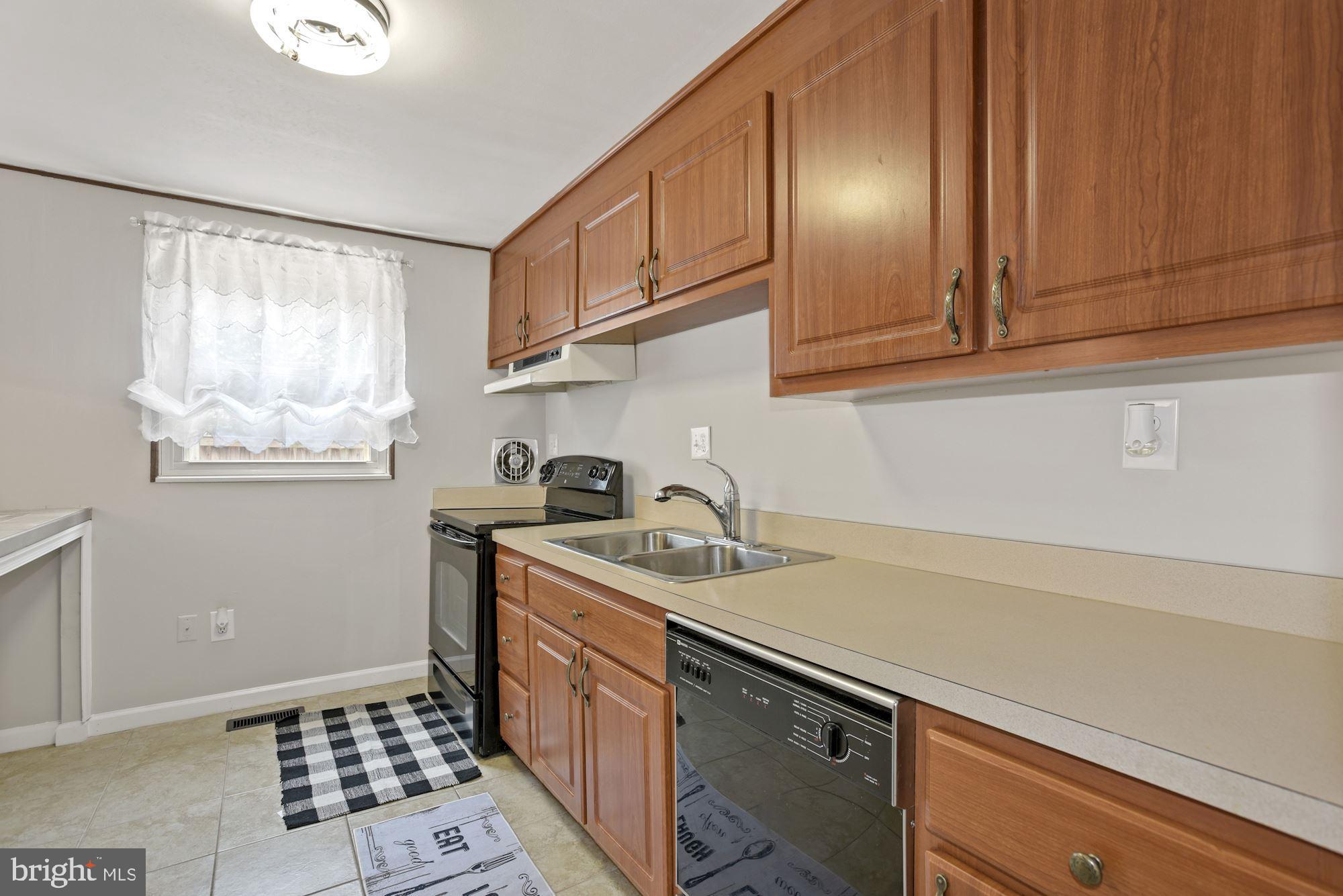 1104 East Beech Road Sterling, VA 20164 - Photo 11 of 32 Kitchen