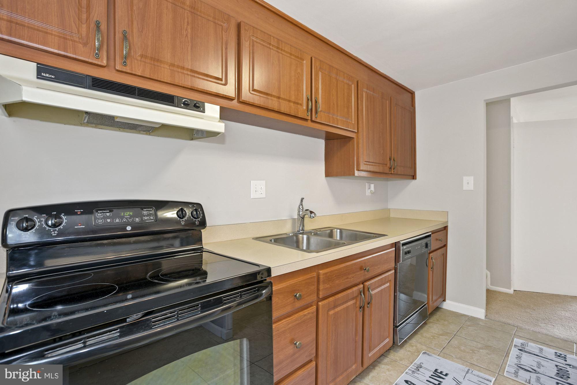 1104 East Beech Road Sterling, VA 20164 - Photo 12 of 32 Kitchen