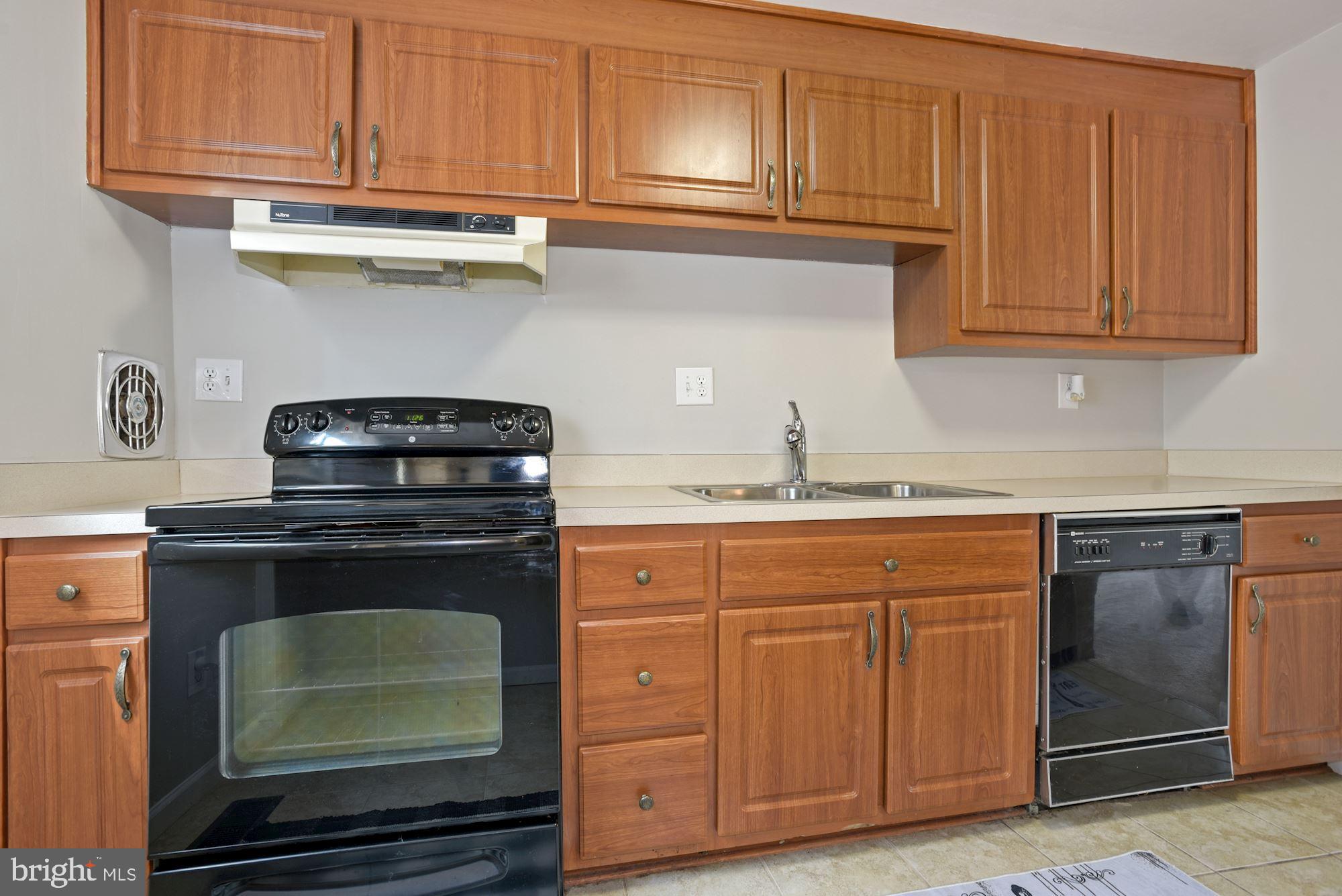 1104 East Beech Road Sterling, VA 20164 - Photo 15 of 32 Kitchen