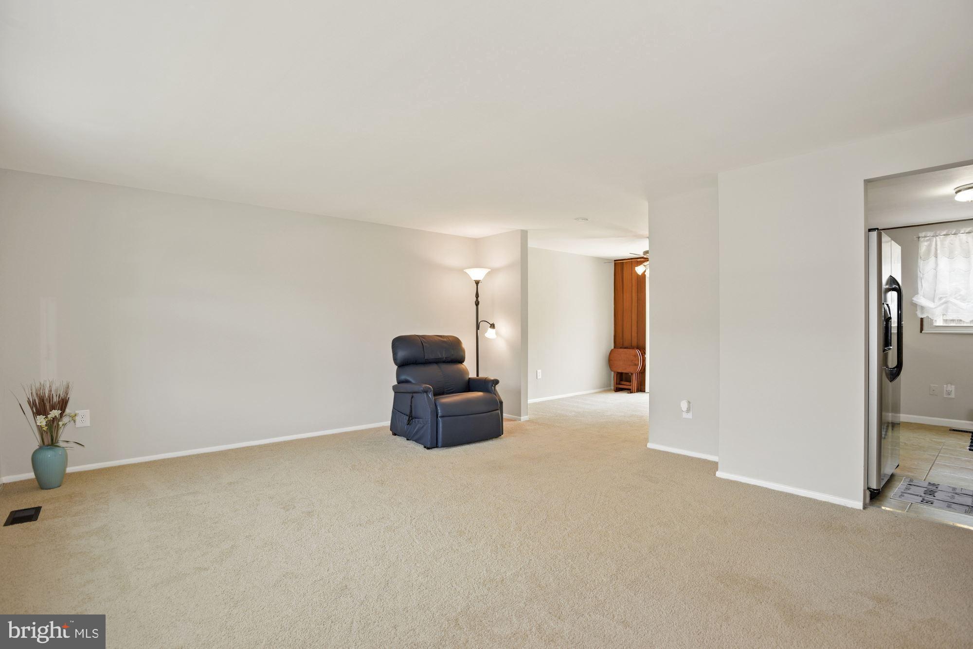 1104 East Beech Road Sterling, VA 20164 - Photo 5 of 32 Living Room