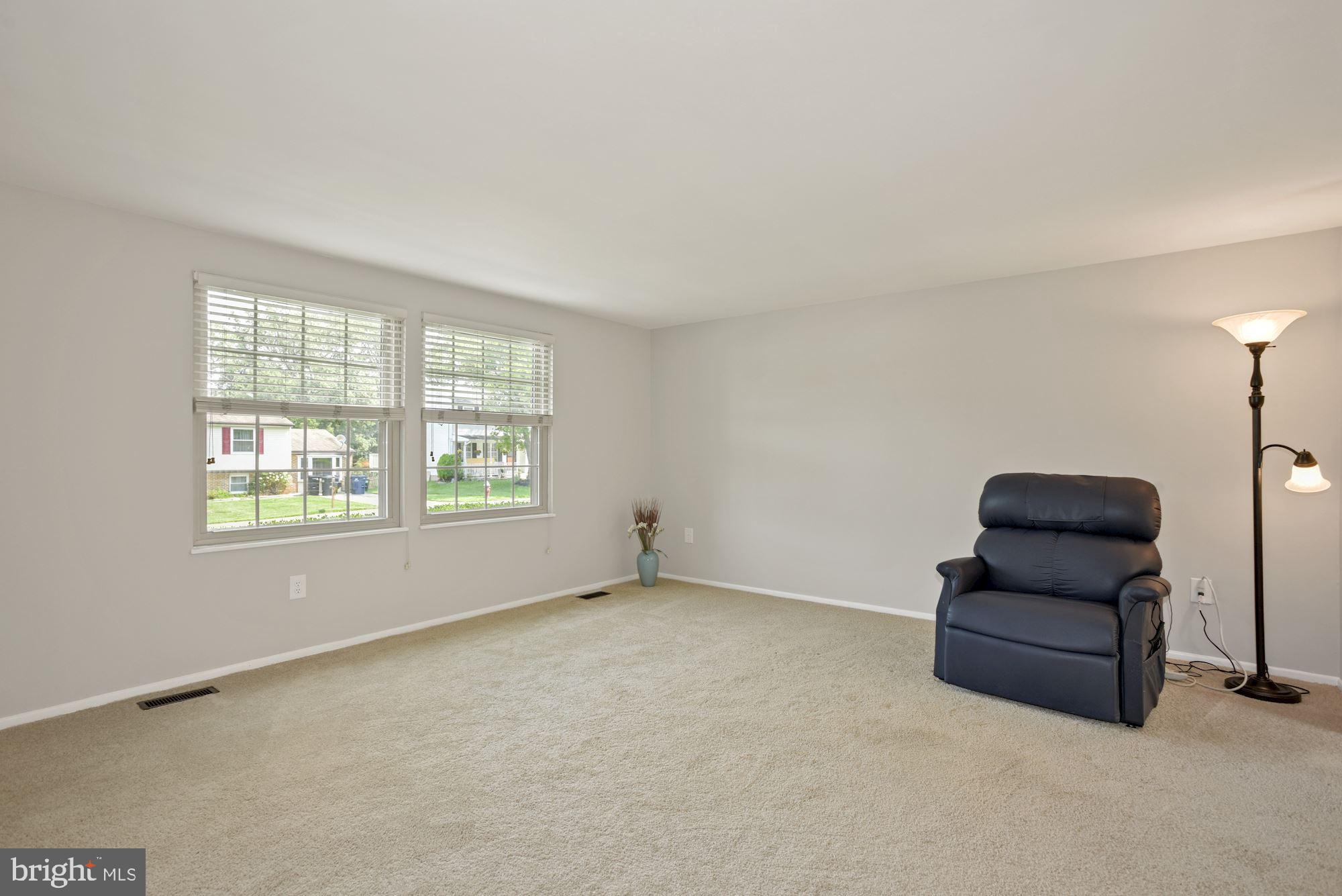 1104 East Beech Road Sterling, VA 20164 - Photo 6 of 32 Living Room