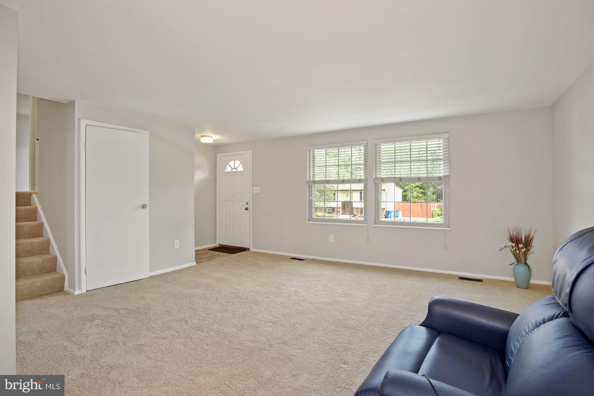 1104 East Beech Road Sterling, VA 20164 - Photo 7 of 32 Living Room