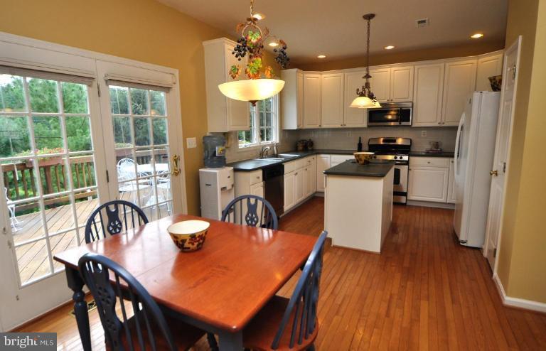 1331 Murray Downs Way Reston, VA 20194 - Photo 5 of 27 Kitchen