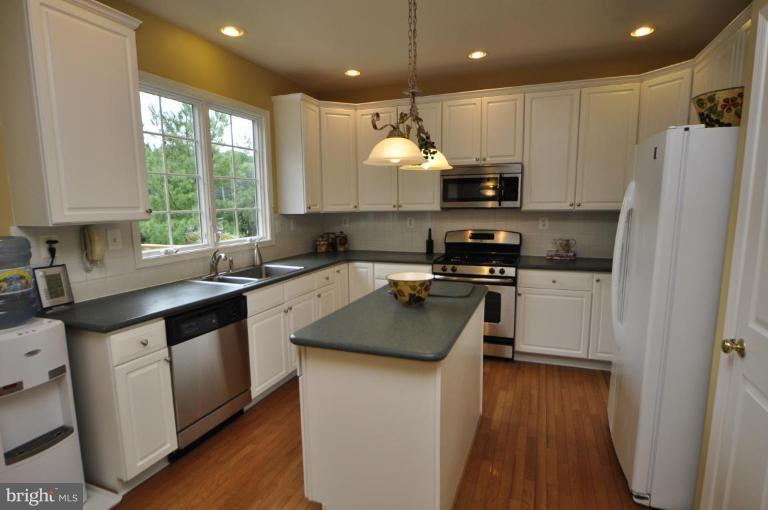 1331 Murray Downs Way Reston, VA 20194 - Photo 7 of 27 Kitchen #3