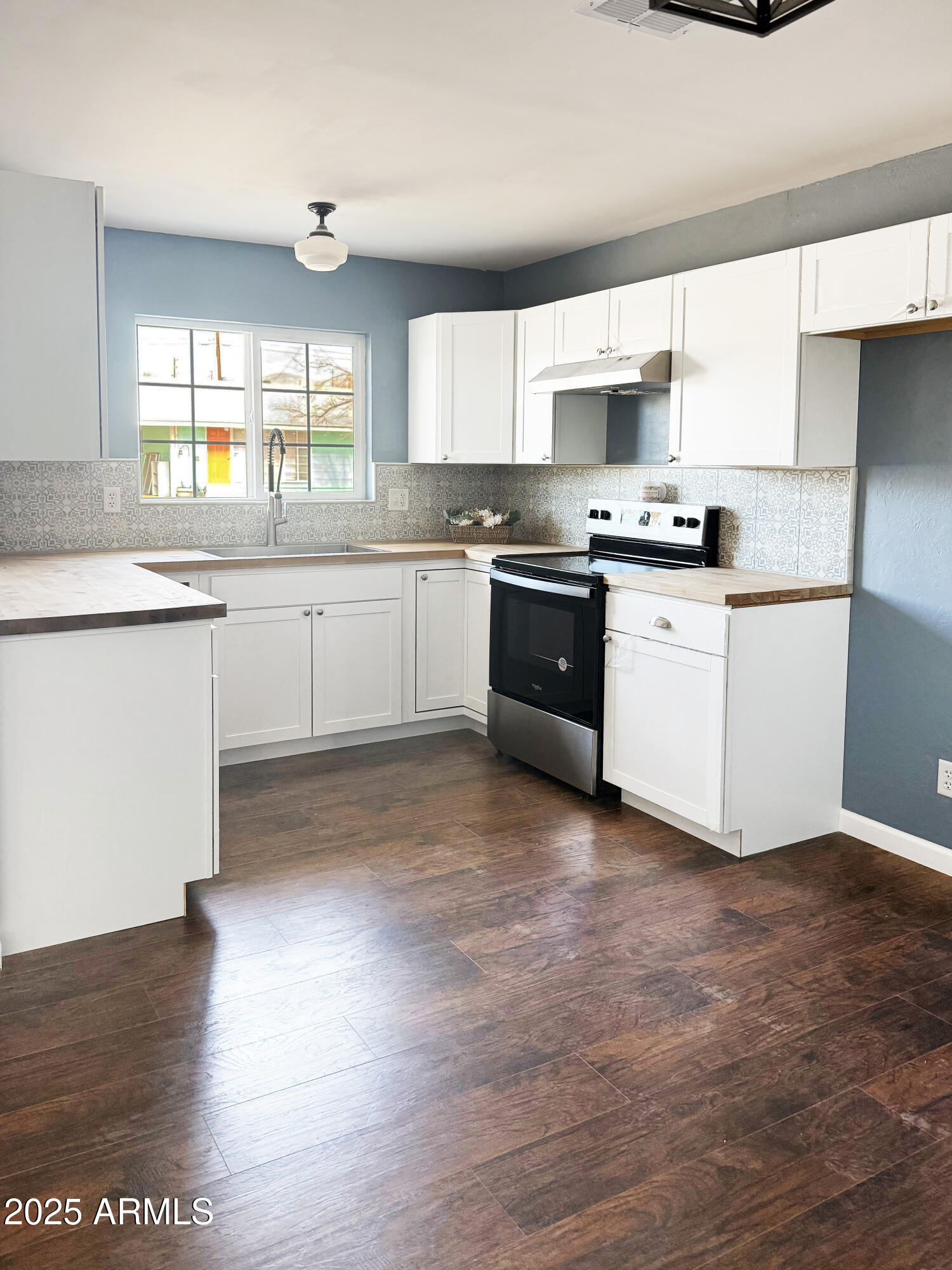 217 Fairhaven Road Kearny, AZ 85137 - Photo 2 of 13 a kitchen with granite countertop white cabinets and white appliances