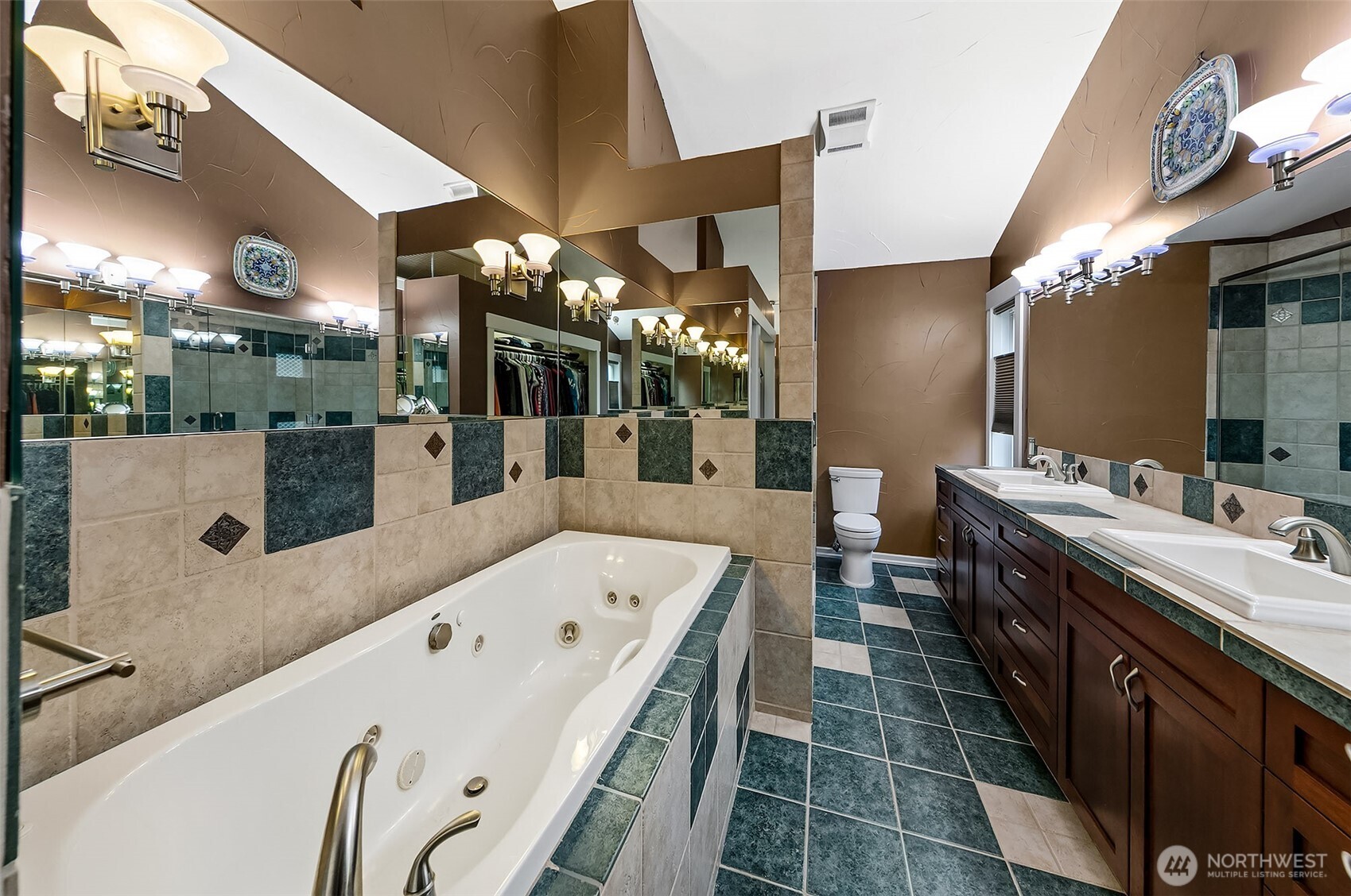 6595 Anderson Road Clinton, WA 98236 - Photo 25 of 40 a bathroom with a tub sink and mirror