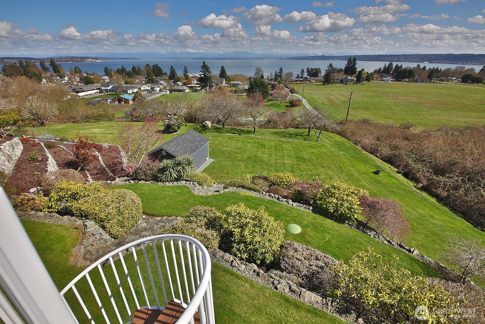 6595 Anderson Road Clinton, WA 98236 - Photo 35 of 40 a view of a city with an ocean