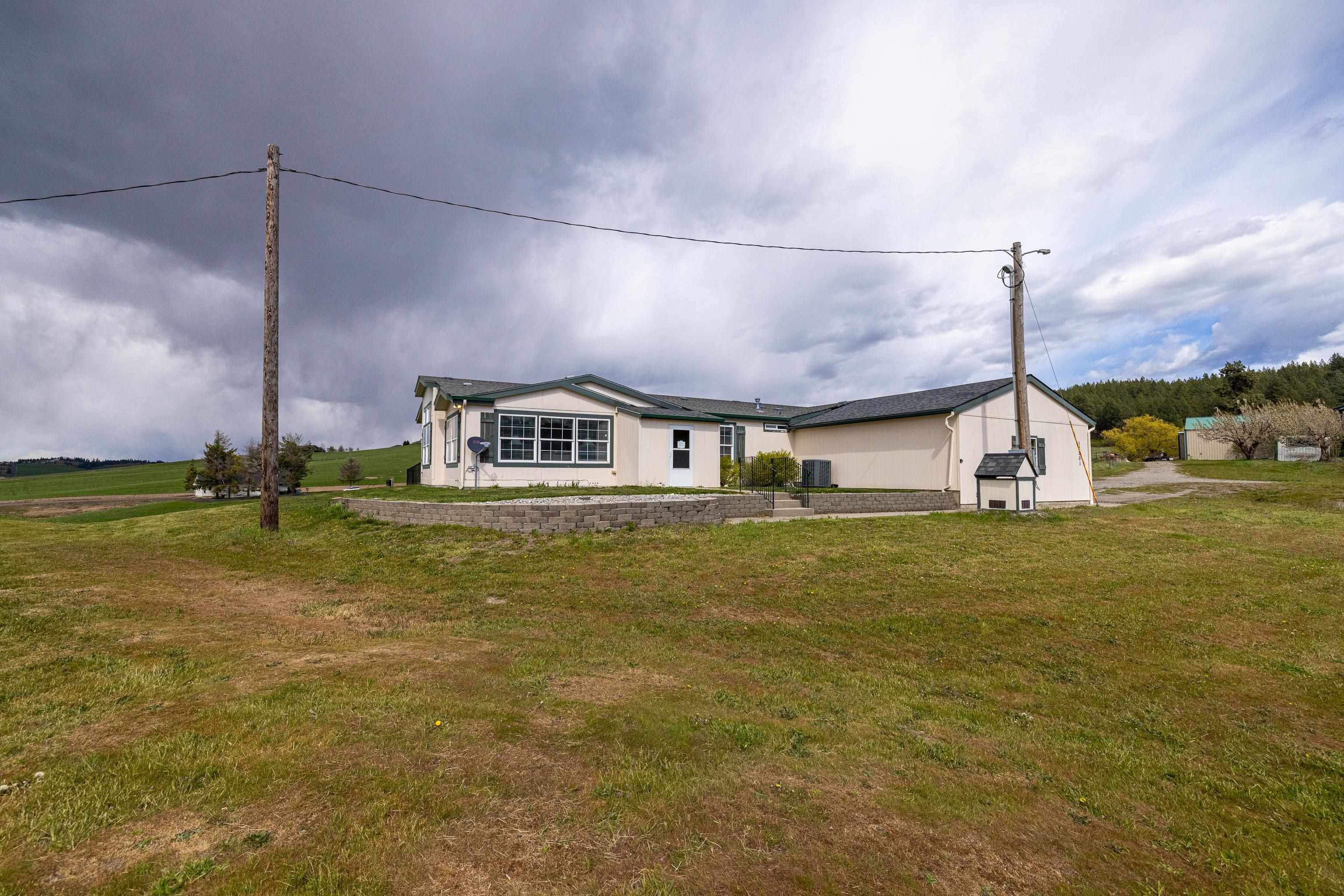 12201 South Jackson Road Mica, WA 99023 - Photo 1 of 47 Gallery Image 1