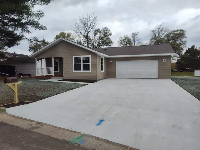 $291,500 | 137 Pine Cir Drive, Boscobel, WI 53805