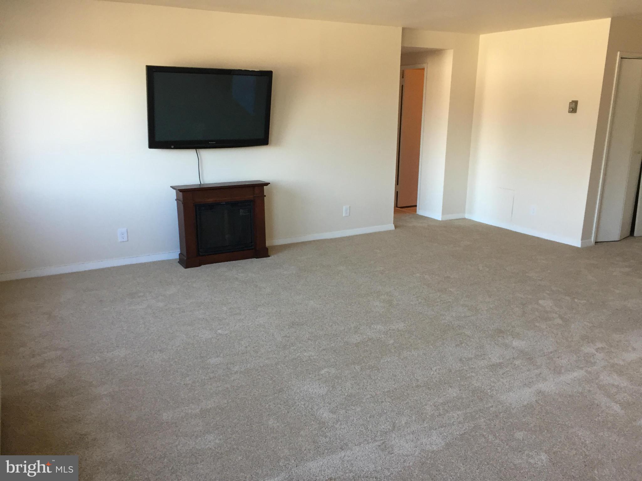 1900 Lyttonsville Road, Unit 818 Silver Spring, MD 20910 - Photo 6 of 12 Living Room