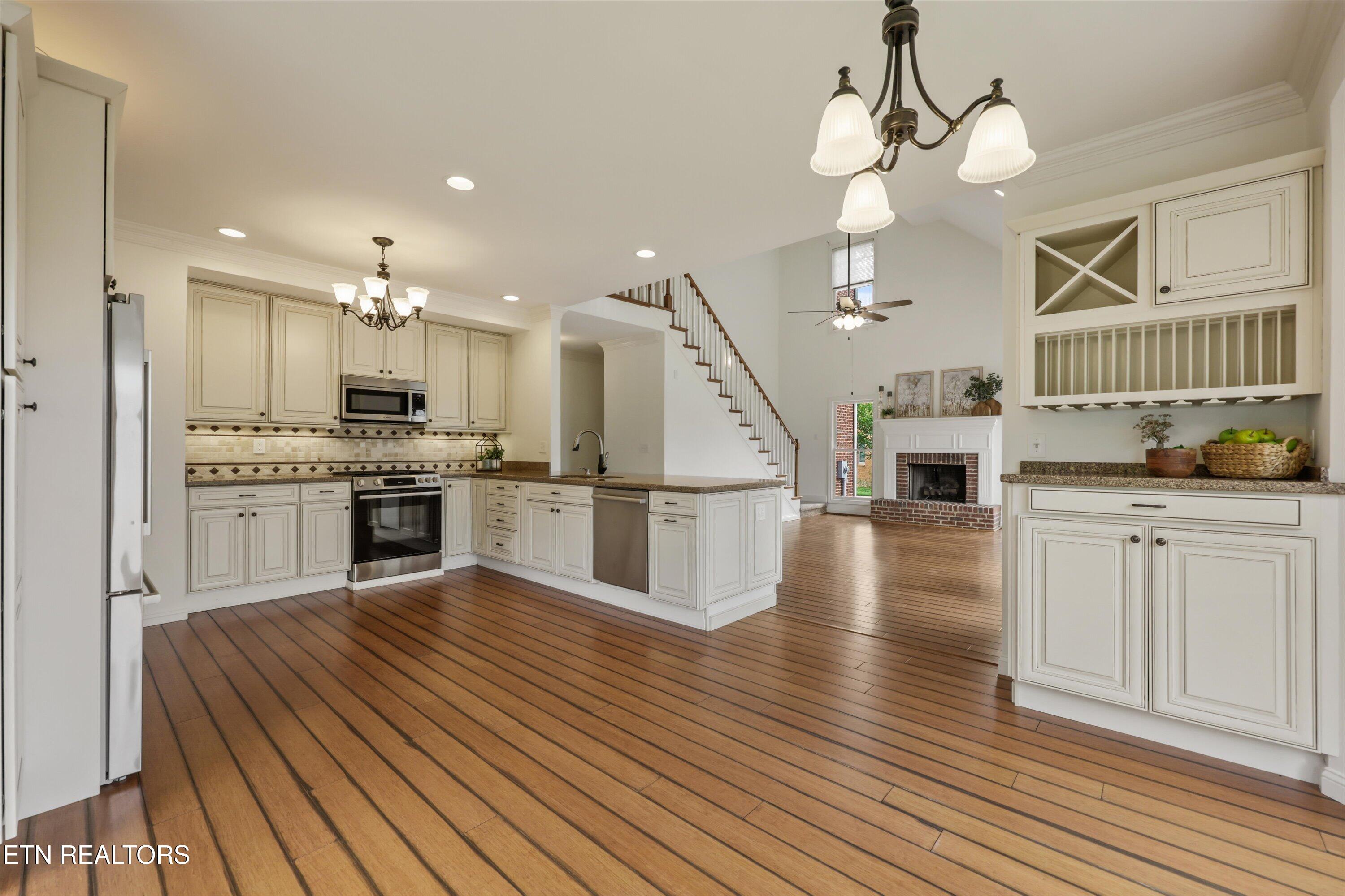 16 Radcliff Terrace Oak Ridge, TN 37830 - Photo 13 of 52 14-16 Radcliff Terrace019