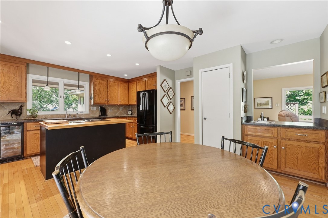 13701 Harbourwood Road Midlothian, VA 23112 - Photo 18 of 37 Convenient separate bar area with sink -- take car