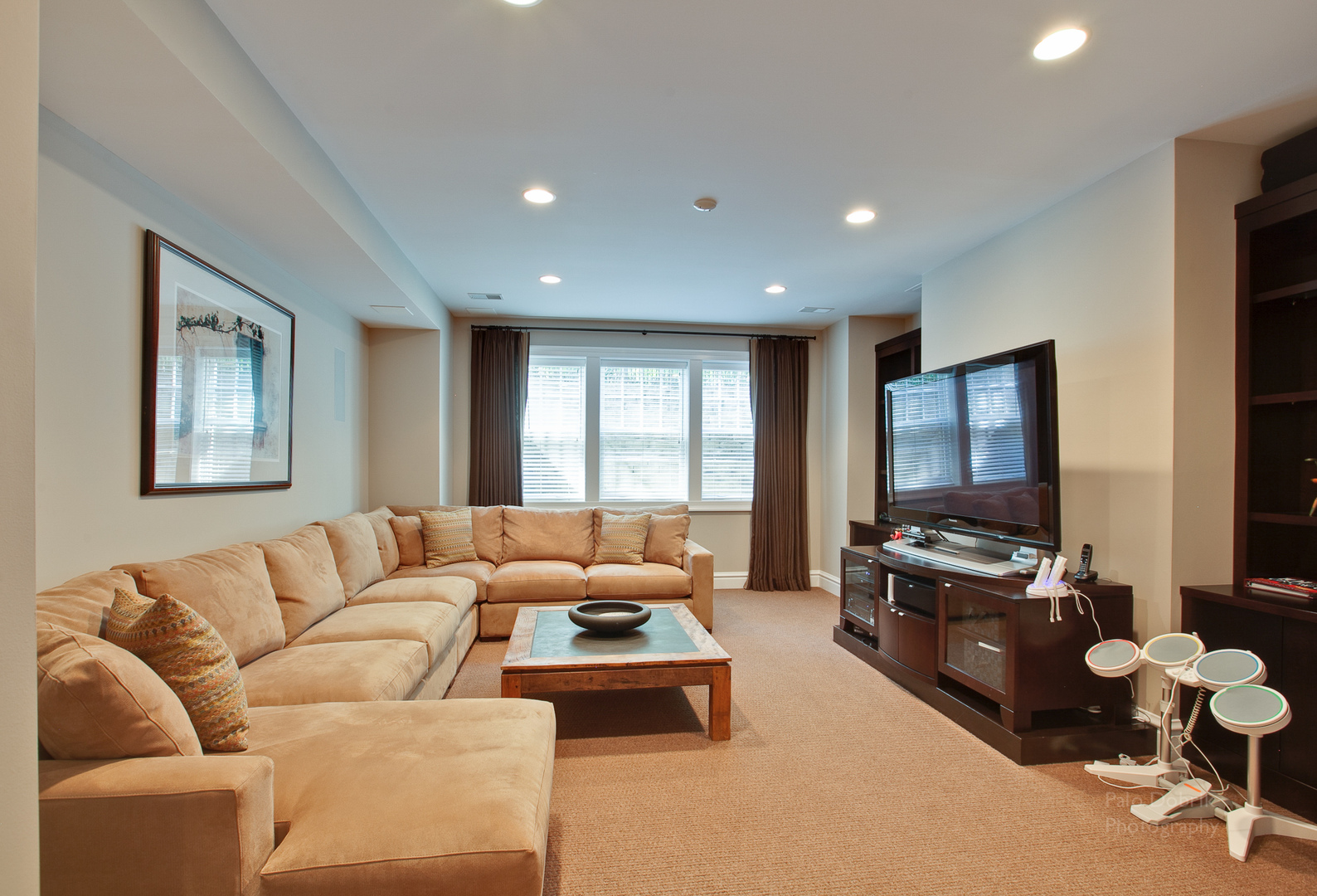 231 Franklin Road Glencoe, IL 60022 - Photo 39 of 49 a living room with furniture and a flat screen tv