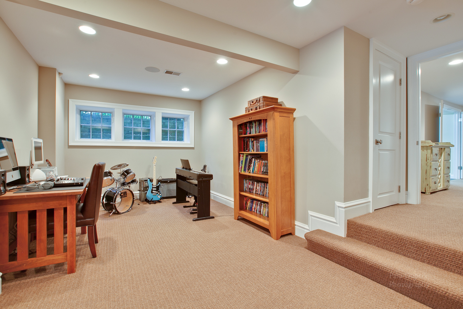 231 Franklin Road Glencoe, IL 60022 - Photo 42 of 49 a living room with furniture and a large window