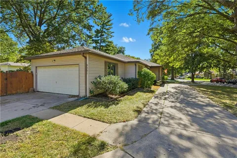 $475,000 | 9501 El Monte Street, Overland Park, KS 66207