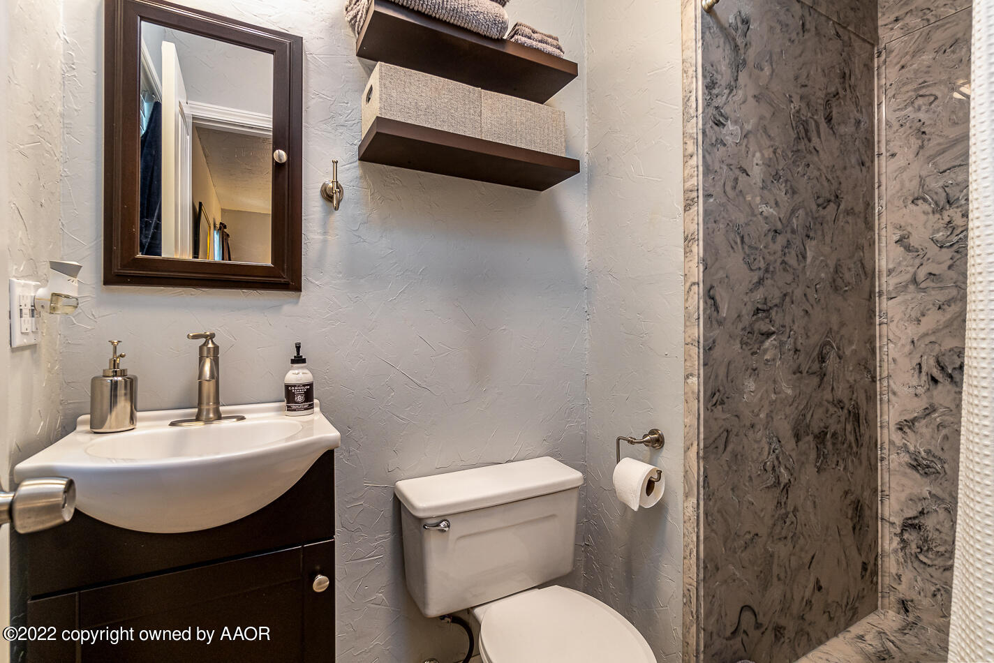6002 Jameson Road Amarillo, TX 79106 - Photo 14 of 22 a bathroom with a sink a toilet and mirror