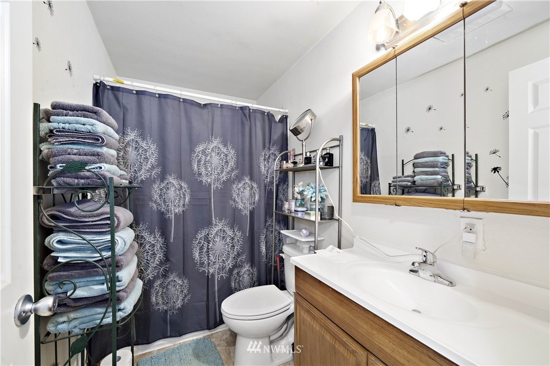 6028 Rockefeller Avenue Everett, WA 98203 - Photo 13 of 25 a bathroom with a toilet sink and mirror