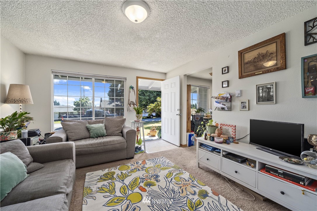 6028 Rockefeller Avenue Everett, WA 98203 - Photo 3 of 25 a living room with furniture and a flat screen tv