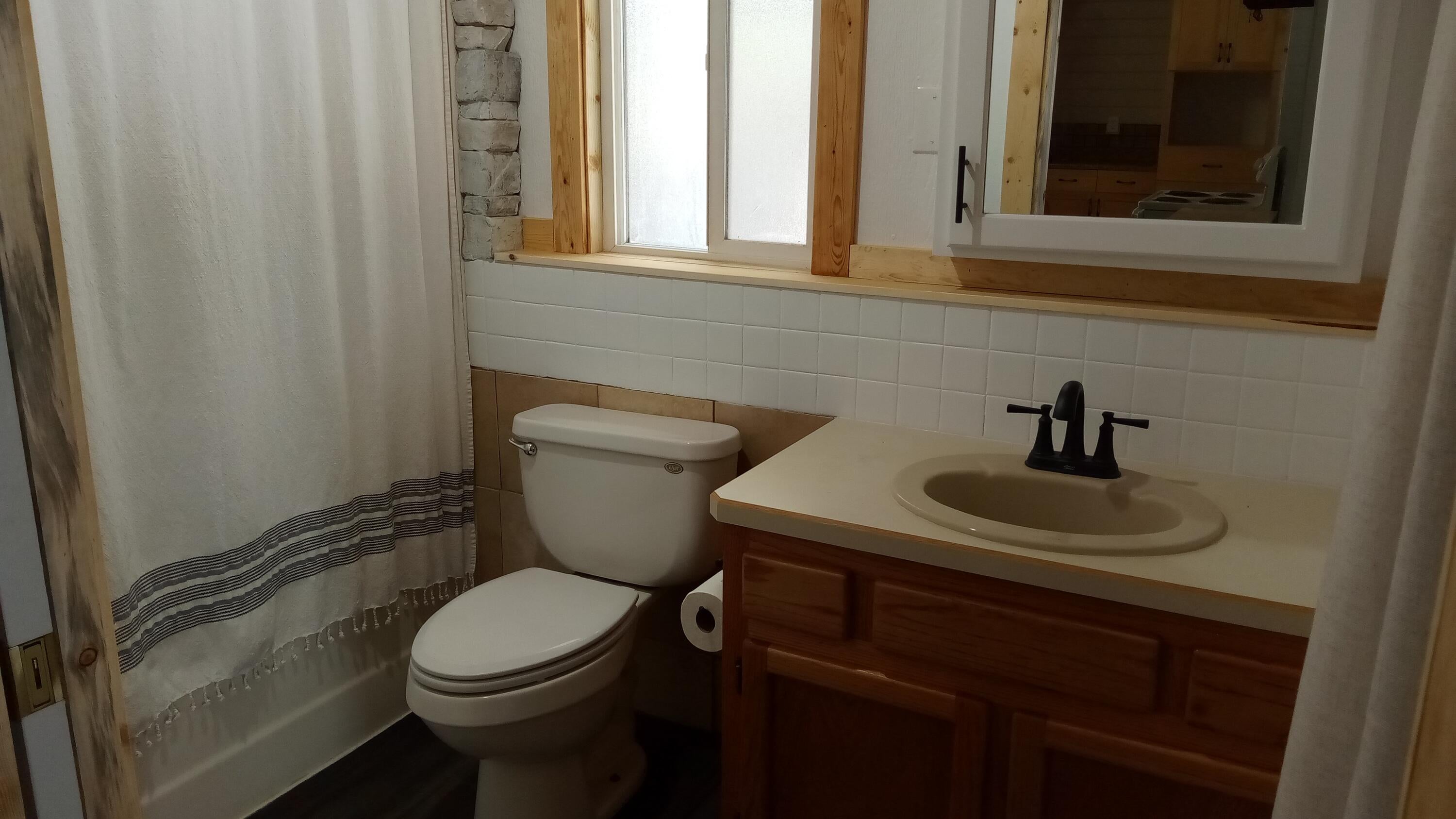 6616 Randy Road La Pine, OR 97739 - Photo 20 of 32 Tub/shower combo