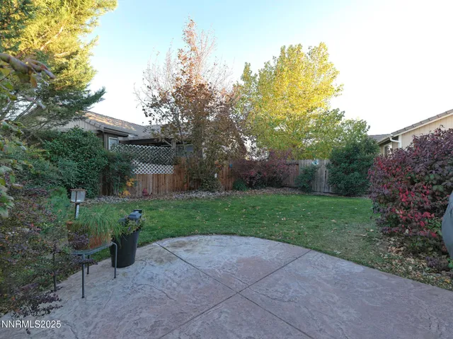 a view of a back yard