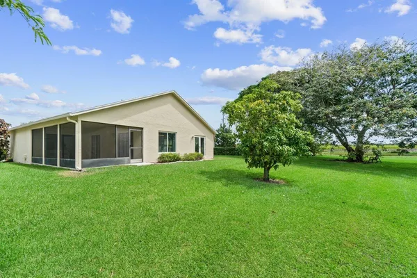 a view of a house with backyard and garden