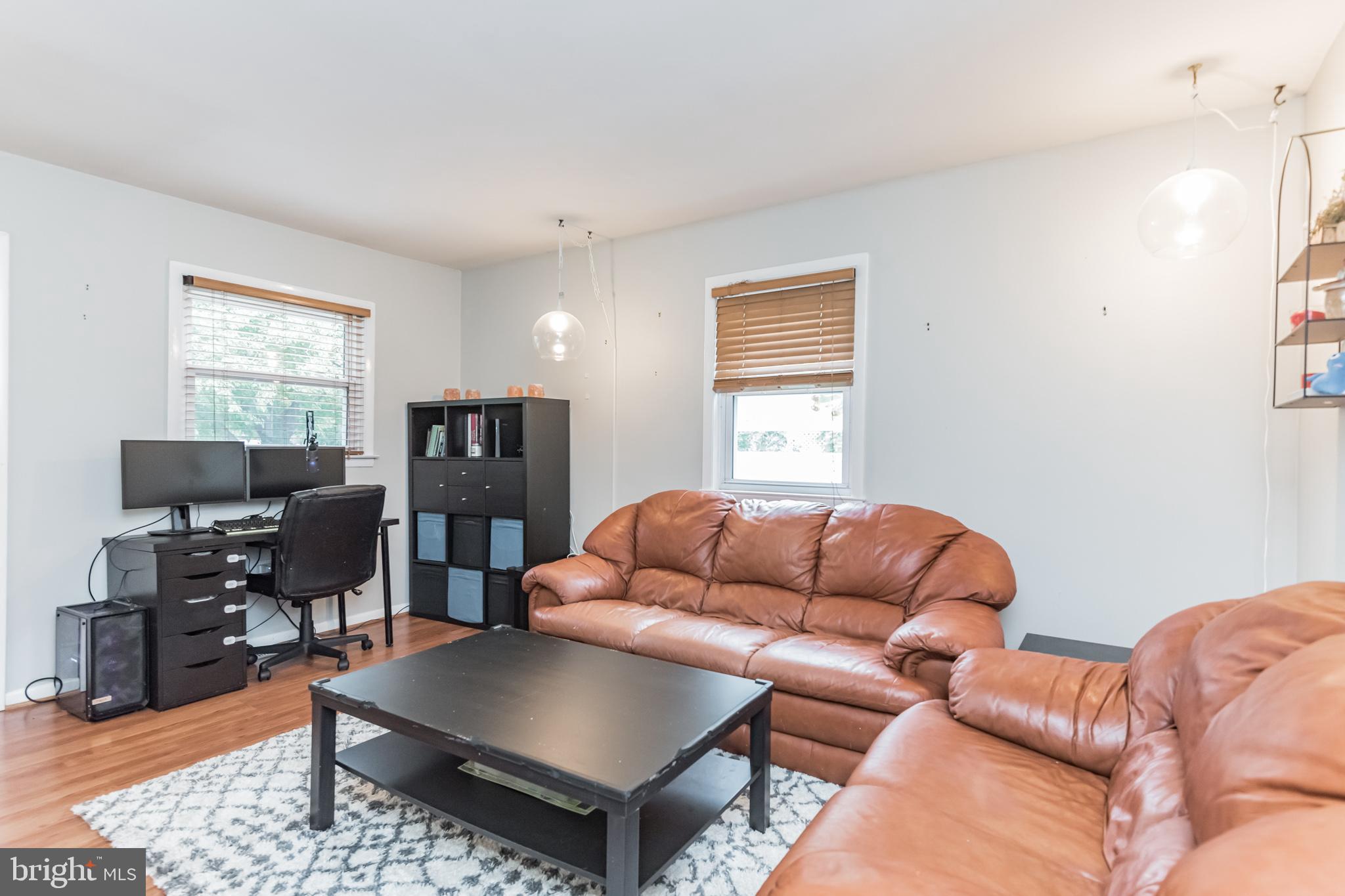 1729 Ridgely Road Edgewater, MD 21037 - Photo 13 of 29 a livingroom with workspace and a couch