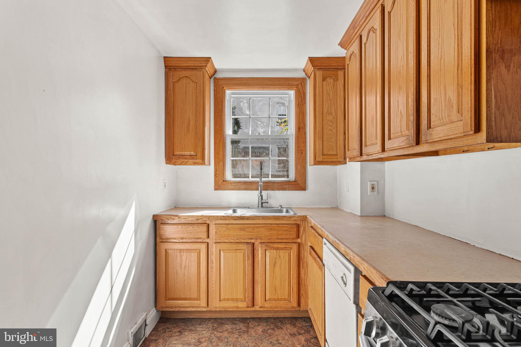 703 Humphreys Road Ardmore, PA 19003 - Photo 9 of 26 a utility room with window washer and dryer