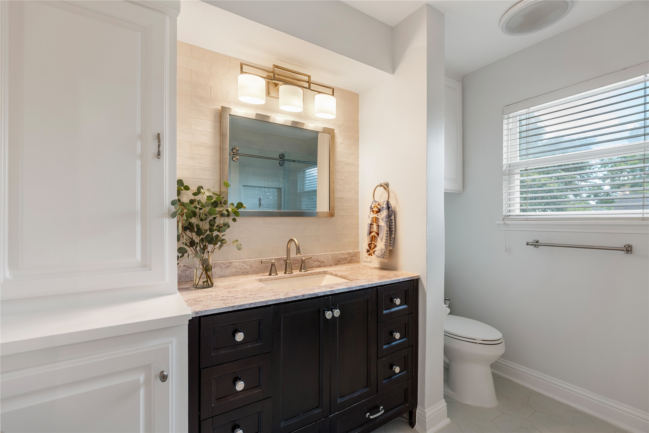 14219 Apple Tree Road Houston, TX 77079 - Photo 19 of 33 Bathroom from Bedroom #2