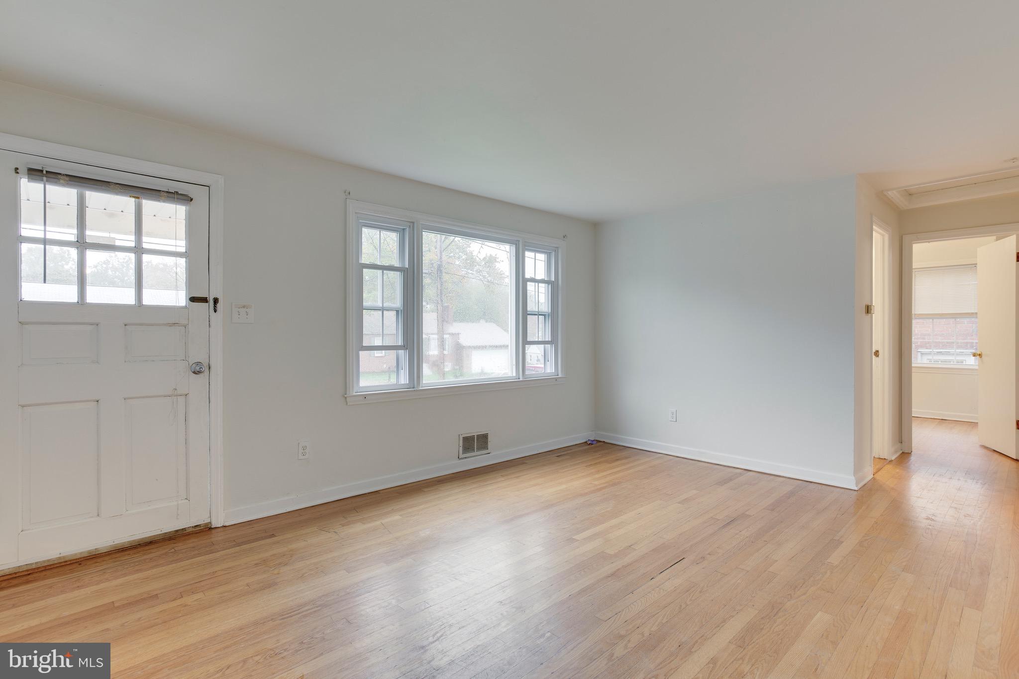 5027 Laguna Road College Park, MD 20740 - Photo 3 of 20 Living Room