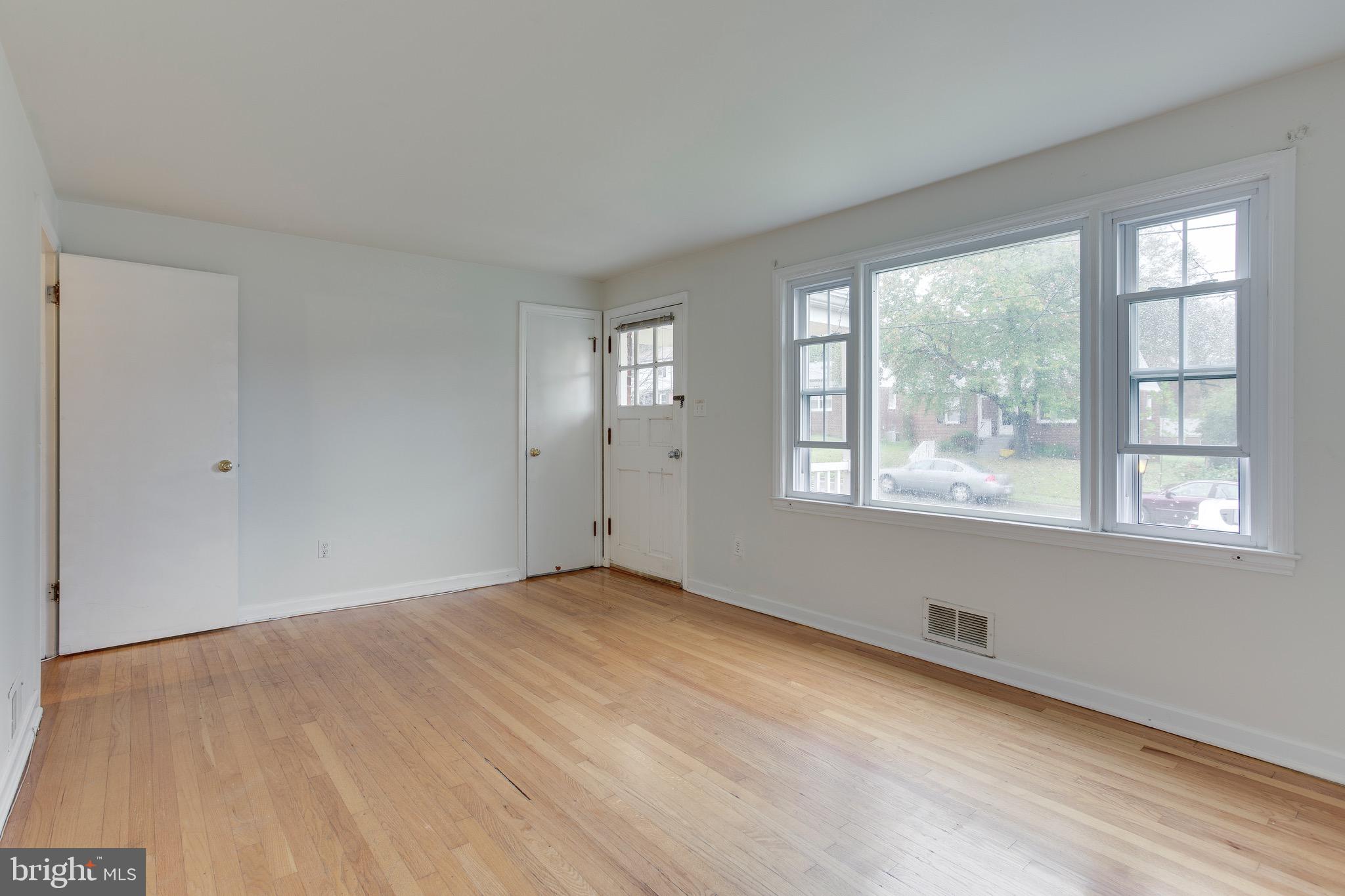 5027 Laguna Road College Park, MD 20740 - Photo 4 of 20 Living Room