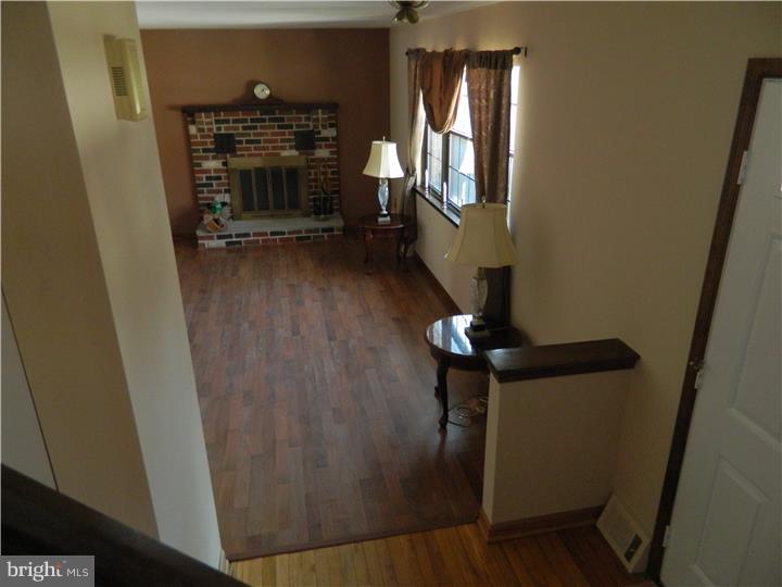 429 Prospect Road Springfield, PA 19064 - Photo 4 of 19 Living Room