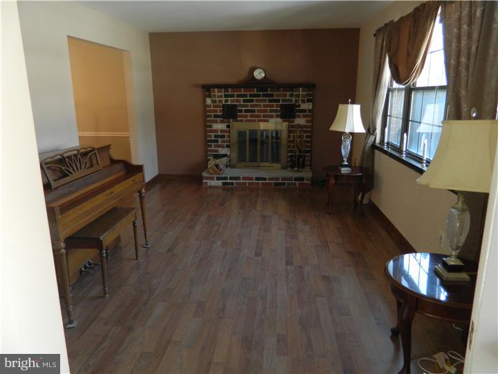 429 Prospect Road Springfield, PA 19064 - Photo 5 of 19 Living Room