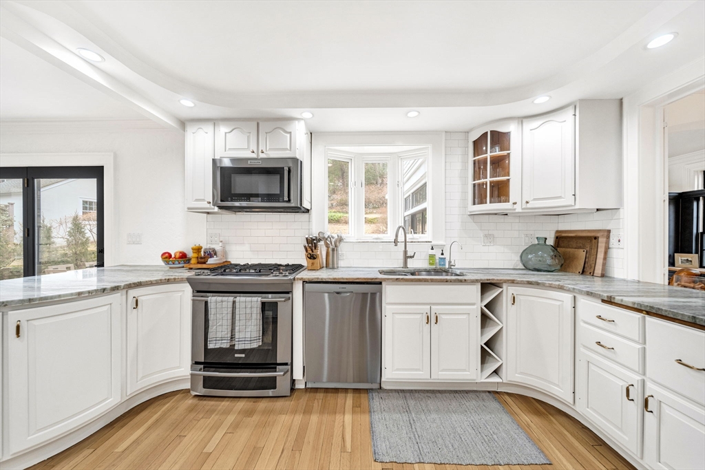 21 Cunningham Road Wellesley, MA 02481 - Photo 7 of 33