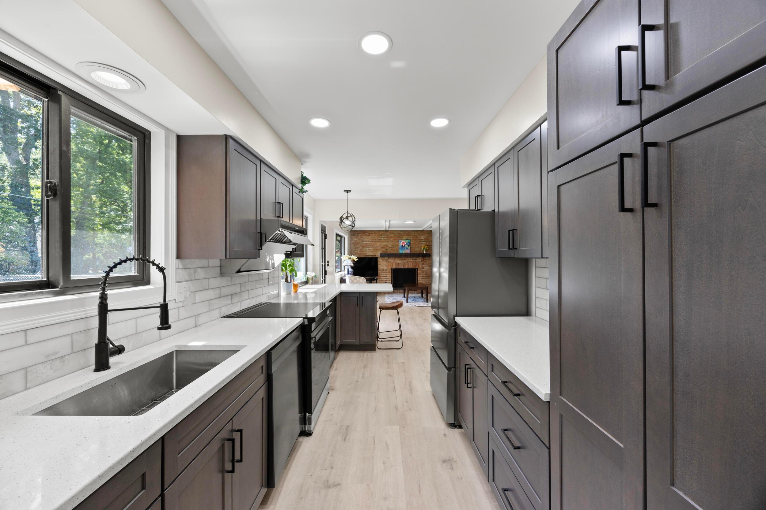 1415 Reymond Road Columbus, OH 43220 - Photo 8 of 36 Well appointed, modern kitchen!