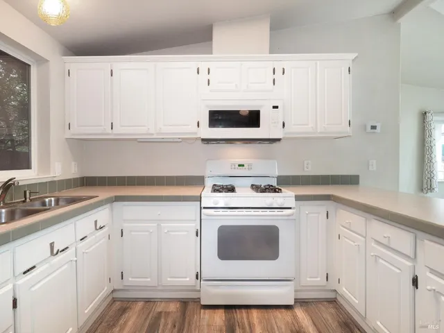 $925,000 | 115-117 School House Lane, Geyserville, CA 95441